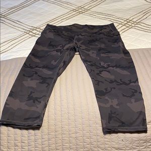 Zyia Forest Camo Luxe Hi-Rise Capri 20"